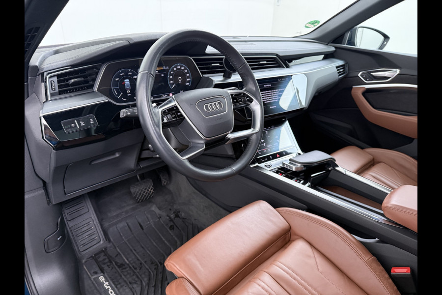 Audi e-tron 55 408pk BOMVOL Pano-Dak Elektr.Sp.Stoel+Leer+Mem. Quattro 95kWh Trekhaak Adap.Cruise Matrix Led 360°Camera Apple Carplay Androi SOH 96% Elek.Achterklep  AWD 4WD 1.800KG Trekgewicht 1e Eigenaar Origineel Nederlandse Auto Zeer complete Audi 55 E-tron