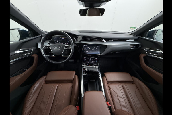 Audi e-tron 55 408pk BOMVOL Pano-Dak Elektr.Sp.Stoel+Leer+Mem. Quattro 95kWh Trekhaak Adap.Cruise Matrix Led 360°Camera Apple Carplay Androi SOH 96% Elek.Achterklep  AWD 4WD 1.800KG Trekgewicht 1e Eigenaar Origineel Nederlandse Auto Zeer complete Audi 55 E-tron