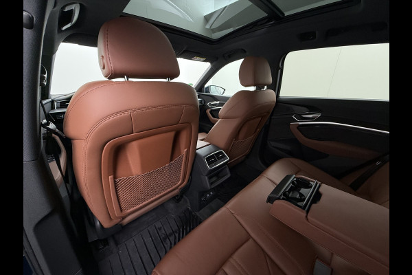 Audi e-tron 55 408pk BOMVOL Pano-Dak Elektr.Sp.Stoel+Leer+Mem. Quattro 95kWh Trekhaak Adap.Cruise Matrix Led 360°Camera Apple Carplay Androi SOH 96% Elek.Achterklep  AWD 4WD 1.800KG Trekgewicht 1e Eigenaar Origineel Nederlandse Auto Zeer complete Audi 55 E-tron