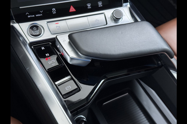 Audi e-tron 55 408pk BOMVOL Pano-Dak Elektr.Sp.Stoel+Leer+Mem. Quattro 95kWh Trekhaak Adap.Cruise Matrix Led 360°Camera Apple Carplay Androi SOH 96% Elek.Achterklep  AWD 4WD 1.800KG Trekgewicht 1e Eigenaar Origineel Nederlandse Auto Zeer complete Audi 55 E-tron