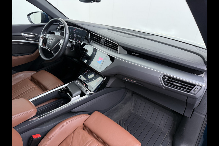 Audi e-tron 55 408pk BOMVOL Pano-Dak Elektr.Sp.Stoel+Leer+Mem. Quattro 95kWh Trekhaak Adap.Cruise Matrix Led 360°Camera Apple Carplay Androi SOH 96% Elek.Achterklep  AWD 4WD 1.800KG Trekgewicht 1e Eigenaar Origineel Nederlandse Auto Zeer complete Audi 55 E-tron
