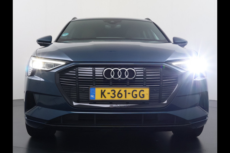 Audi e-tron 55 408pk BOMVOL Pano-Dak Elektr.Sp.Stoel+Leer+Mem. Quattro 95kWh Trekhaak Adap.Cruise Matrix Led 360°Camera Apple Carplay Androi SOH 96% Elek.Achterklep  AWD 4WD 1.800KG Trekgewicht 1e Eigenaar Origineel Nederlandse Auto Zeer complete Audi 55 E-tron