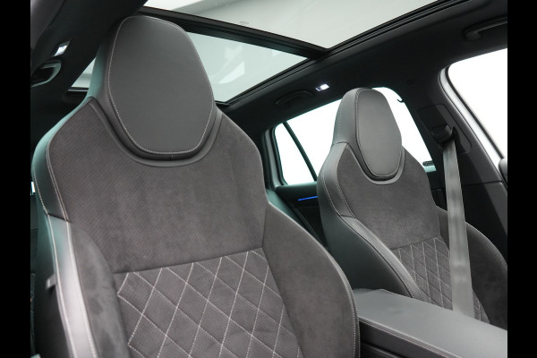 Škoda Superb Combi 1.4 TSI iV Sportline Business Plug In Hybrid 218pk PHEV | Panodak | Adaptive Cruise | Camera | Canton Audio | Alcantara Sportstoelen Memory & Verwarmd | Sfeerverlichting | Apple Carplay | Crystal LED | Stuur Verwarmd | Navigatie | DAB |
