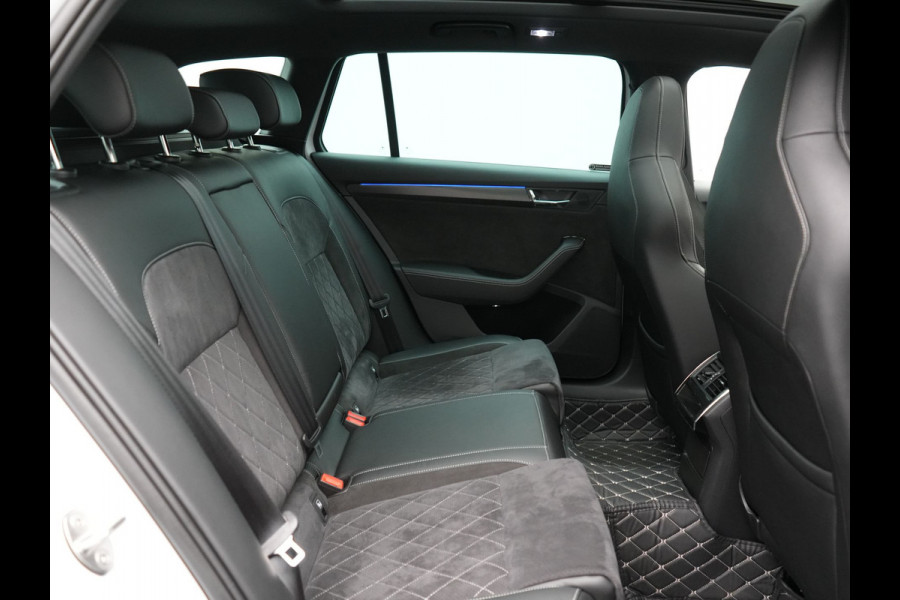 Škoda Superb Combi 1.4 TSI iV Sportline Business Plug In Hybrid 218pk PHEV | Panodak | Adaptive Cruise | Camera | Canton Audio | Alcantara Sportstoelen Memory & Verwarmd | Sfeerverlichting | Apple Carplay | Crystal LED | Stuur Verwarmd | Navigatie | DAB |