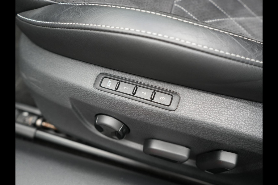 Škoda Superb Combi 1.4 TSI iV Sportline Business Plug In Hybrid 218pk PHEV | Panodak | Adaptive Cruise | Camera | Canton Audio | Alcantara Sportstoelen Memory & Verwarmd | Sfeerverlichting | Apple Carplay | Crystal LED | Stuur Verwarmd | Navigatie | DAB |