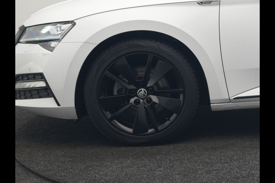 Škoda Superb Combi 1.4 TSI iV Sportline Business Plug In Hybrid 218pk PHEV | Panodak | Adaptive Cruise | Camera | Canton Audio | Alcantara Sportstoelen Memory & Verwarmd | Sfeerverlichting | Apple Carplay | Crystal LED | Stuur Verwarmd | Navigatie | DAB |