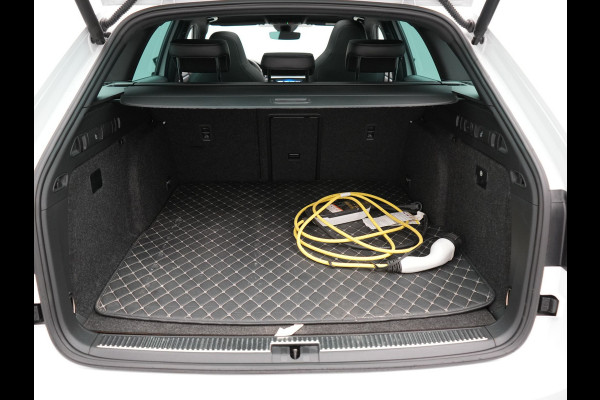 Škoda Superb Combi 1.4 TSI iV Sportline Business Plug In Hybrid 218pk PHEV | Panodak | Adaptive Cruise | Camera | Canton Audio | Alcantara Sportstoelen Memory & Verwarmd | Sfeerverlichting | Apple Carplay | Crystal LED | Stuur Verwarmd | Navigatie | DAB |