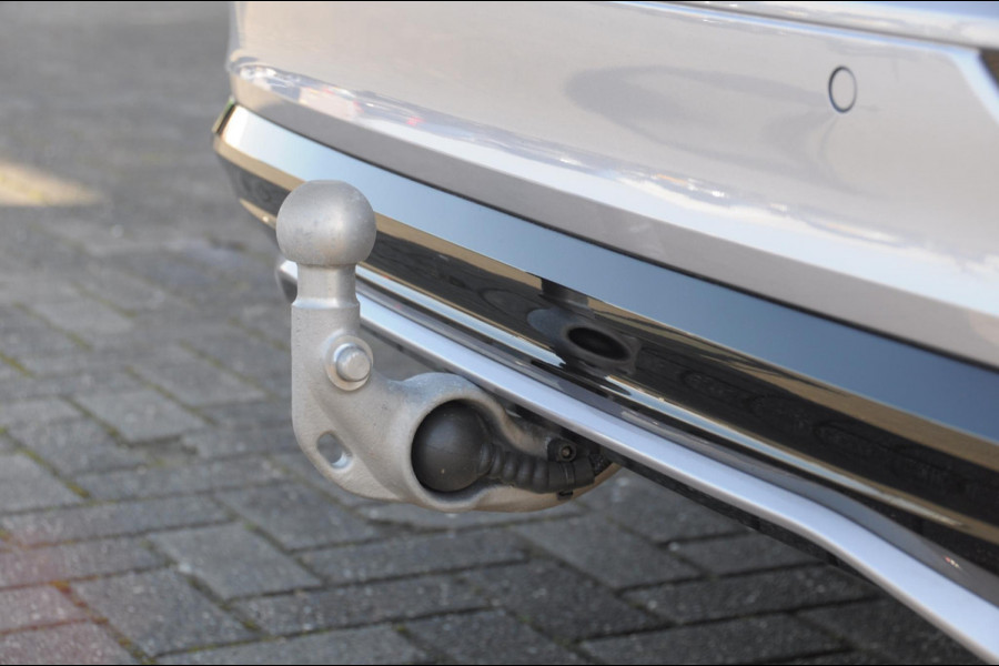 Volvo V60 T6 350PK Automaat AWD Plus Dark / Adaptive cruise control / Elektrische stoelen / Harman Kardon audio / Trekhaak / Pilot assist / BLIS / Stoel en stuur verwarming / Elektrische achterklep / Parkeersensoren met 360 camera / Google infotainment