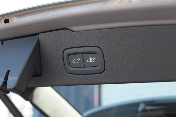 Volvo V60 T6 350PK Automaat AWD Plus Dark / Adaptive cruise control / Elektrische stoelen / Harman Kardon audio / Trekhaak / Pilot assist / BLIS / Stoel en stuur verwarming / Elektrische achterklep / Parkeersensoren met 360 camera / Google infotainment