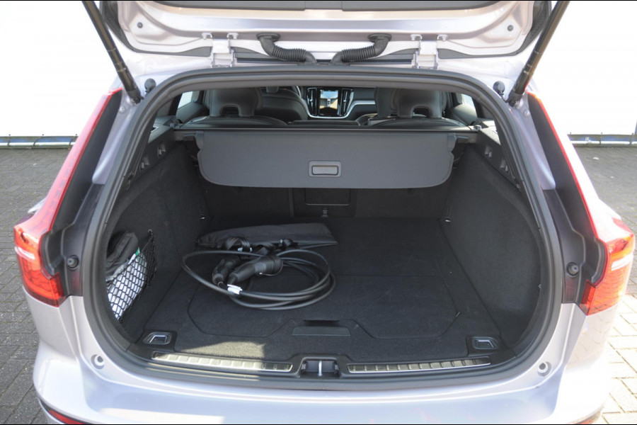 Volvo V60 T6 350PK Automaat AWD Plus Dark / Adaptive cruise control / Elektrische stoelen / Harman Kardon audio / Trekhaak / Pilot assist / BLIS / Stoel en stuur verwarming / Elektrische achterklep / Parkeersensoren met 360 camera / Google infotainment