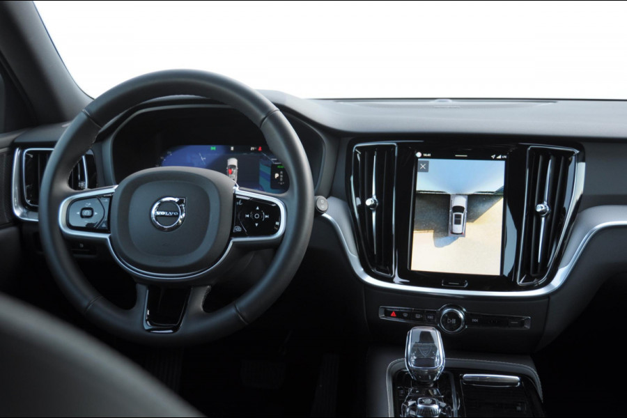 Volvo V60 T6 350PK Automaat AWD Plus Dark / Adaptive cruise control / Elektrische stoelen / Harman Kardon audio / Trekhaak / Pilot assist / BLIS / Stoel en stuur verwarming / Elektrische achterklep / Parkeersensoren met 360 camera / Google infotainment