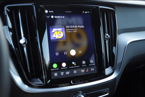 Volvo V60 T6 350PK Automaat AWD Plus Dark / Adaptive cruise control / Elektrische stoelen / Harman Kardon audio / Trekhaak / Pilot assist / BLIS / Stoel en stuur verwarming / Elektrische achterklep / Parkeersensoren met 360 camera / Google infotainment