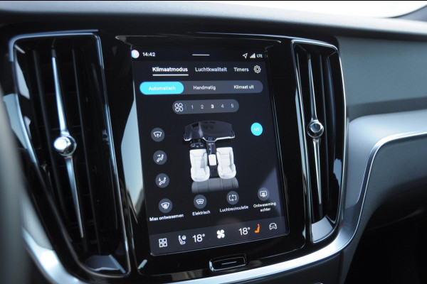 Volvo V60 T6 350PK Automaat AWD Plus Dark / Adaptive cruise control / Elektrische stoelen / Harman Kardon audio / Trekhaak / Pilot assist / BLIS / Stoel en stuur verwarming / Elektrische achterklep / Parkeersensoren met 360 camera / Google infotainment