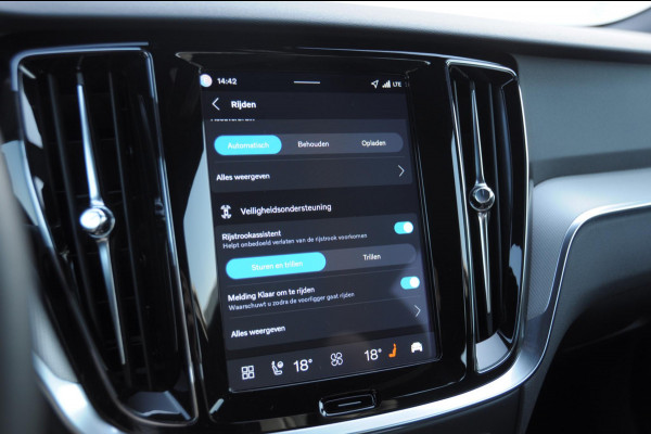 Volvo V60 T6 350PK Automaat AWD Plus Dark / Adaptive cruise control / Elektrische stoelen / Harman Kardon audio / Trekhaak / Pilot assist / BLIS / Stoel en stuur verwarming / Elektrische achterklep / Parkeersensoren met 360 camera / Google infotainment