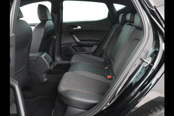 Seat Leon 1.0 TSI FR Launch Edition | Trekhaak | Stoelverwarming | Camera | Keyless | Adaptive cruise | Carplay | Dodehoek detectie | Navigatie | Park Assist | Climate control | Sfeerverlichting