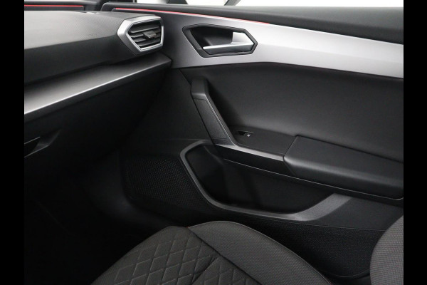 Seat Leon 1.0 TSI FR Launch Edition | Trekhaak | Stoelverwarming | Camera | Keyless | Adaptive cruise | Carplay | Dodehoek detectie | Navigatie | Park Assist | Climate control | Sfeerverlichting