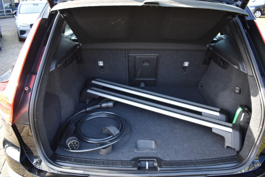 Volvo XC40 Recharge 408Pk AWD R-Design | Carplay | 20'' LMV | Trekhaak | ACC | Elektr. Achterklep | Blis | Keyless