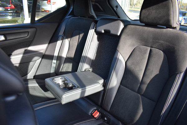 Volvo XC40 Recharge 408Pk AWD R-Design | Carplay | 20'' LMV | Trekhaak | ACC | Elektr. Achterklep | Blis | Keyless