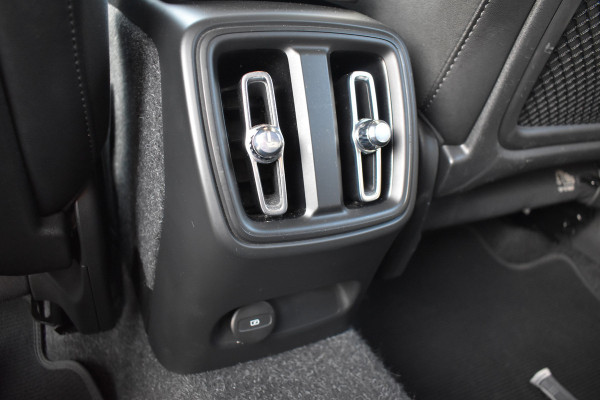 Volvo XC40 Recharge 408Pk AWD R-Design | Carplay | 20'' LMV | Trekhaak | ACC | Elektr. Achterklep | Blis | Keyless