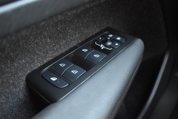 Volvo XC40 Recharge 408Pk AWD R-Design | Carplay | 20'' LMV | Trekhaak | ACC | Elektr. Achterklep | Blis | Keyless