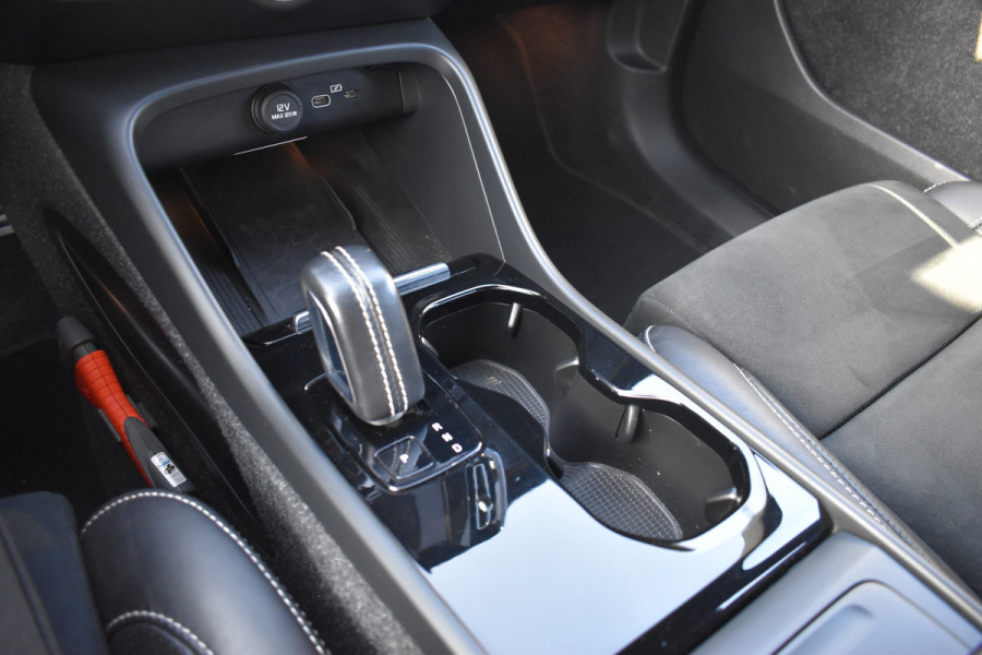 Volvo XC40 Recharge 408Pk AWD R-Design | Carplay | 20'' LMV | Trekhaak | ACC | Elektr. Achterklep | Blis | Keyless