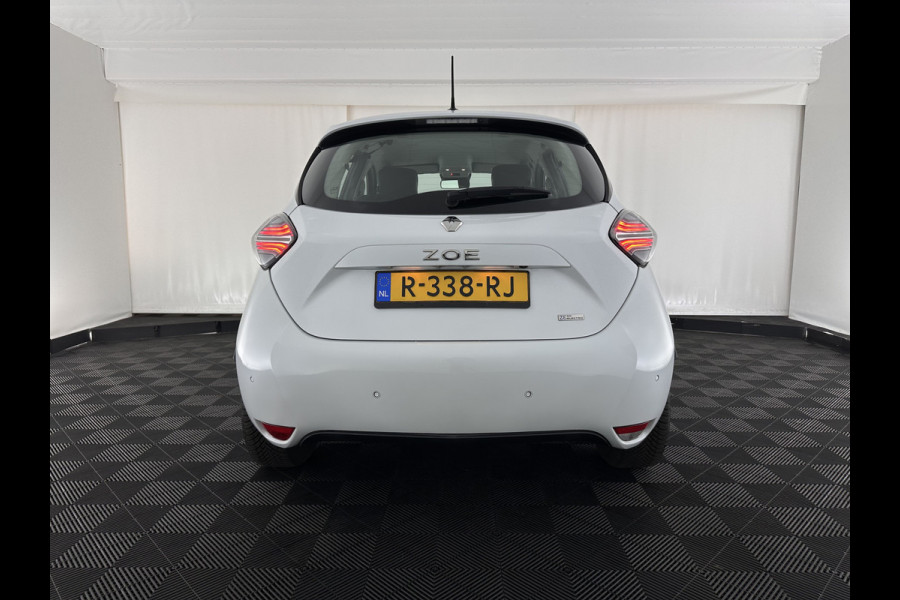 Renault ZOE R110 Life 52 kWh (Owned-Battery) [ 3-Fase-22kW ] {SOH-86%} Aut. *HEATPUMP | FULL-LED | LEATHER-FABRIC | DIGI-COCKPIT | CAMERA | NAVI-FULLMAP | DAB+ | KEYLESS | HEATED-COMFORTSEATS | LANE-ASSIST | 16''ALU*
