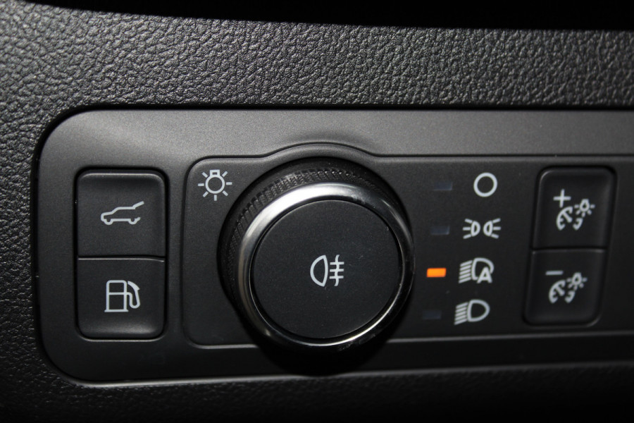 Ford Kuga 2.5-243pk PHEV ST-Line X. Trekgewicht 2.100kg. Nieuw Model ! Van €. 54.937,- voor €. 43.735,- Trekgewicht van 2.100kg ! Elektr. panodak., elektr. trekhaak, stoel-, stuur- en voorraamverw., 360gr. Camera, HUD, AppleCarplay/Androidauto, Elektr. verstelb. comfortstoelen, LED verl.