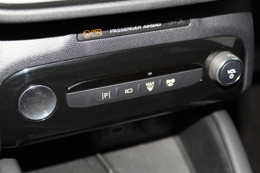 Ford Kuga 2.5-243pk PHEV ST-Line X. Trekgewicht 2.100kg. Nieuw Model ! Van €. 54.937,- voor €. 43.735,- Trekgewicht van 2.100kg ! Elektr. panodak., elektr. trekhaak, stoel-, stuur- en voorraamverw., 360gr. Camera, HUD, AppleCarplay/Androidauto, Elektr. verstelb. comfortstoelen, LED verl.