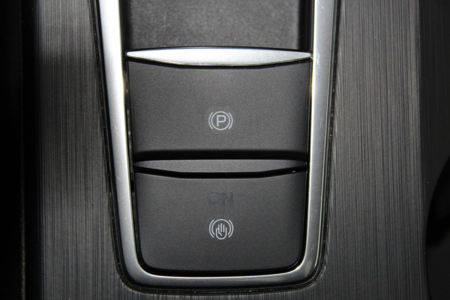 Ford Kuga 2.5-243pk PHEV ST-Line X. Trekgewicht 2.100kg. Nieuw Model ! Van €. 54.937,- voor €. 43.735,- Trekgewicht van 2.100kg ! Elektr. panodak., elektr. trekhaak, stoel-, stuur- en voorraamverw., 360gr. Camera, HUD, AppleCarplay/Androidauto, Elektr. verstelb. comfortstoelen, LED verl.