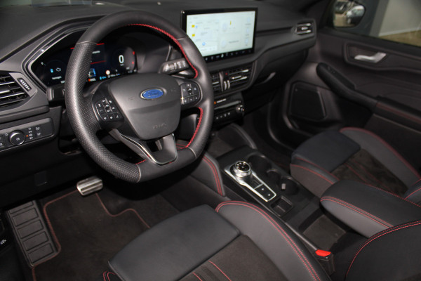 Ford Kuga 2.5-243pk PHEV ST-Line X. Trekgewicht 2.100kg. Nieuw Model ! Van €. 54.937,- voor €. 43.735,- Trekgewicht van 2.100kg ! Elektr. panodak., elektr. trekhaak, stoel-, stuur- en voorraamverw., 360gr. Camera, HUD, AppleCarplay/Androidauto, Elektr. verstelb. comfortstoelen, LED verl.