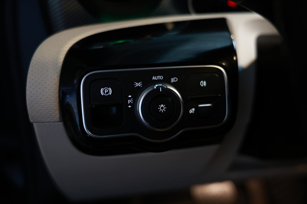 Mercedes-Benz A-Klasse 200 Business Solution AMG PANO MEMORY LANE PDC '18