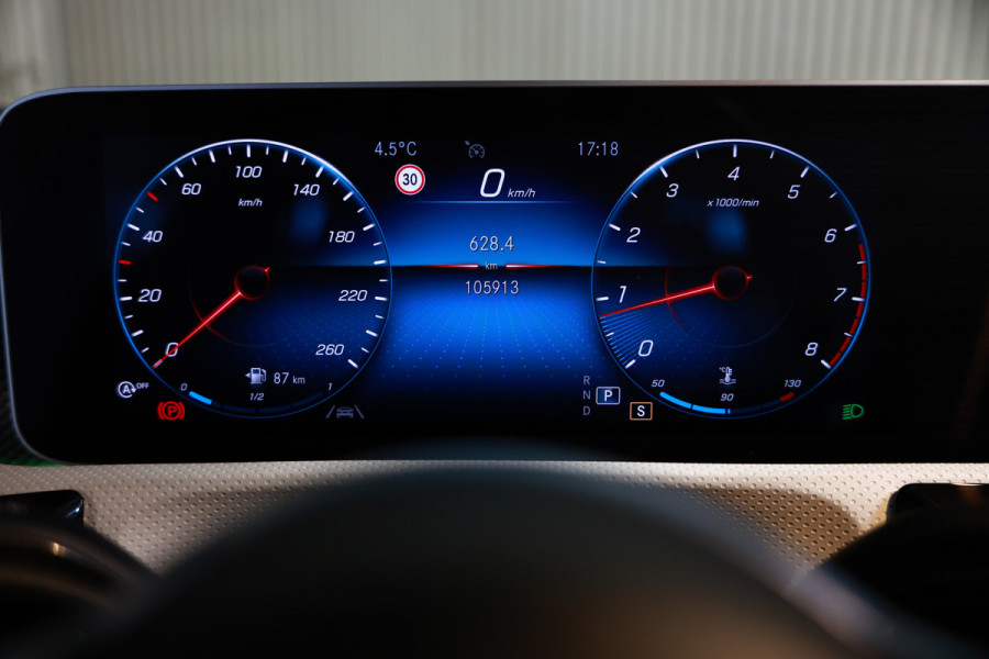 Mercedes-Benz A-Klasse 200 Business Solution AMG PANO MEMORY LANE PDC '18