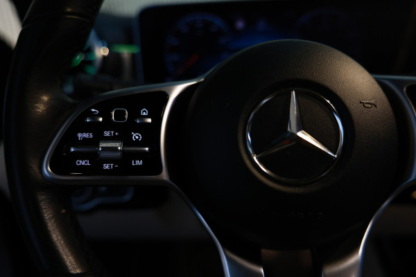 Mercedes-Benz A-Klasse 200 Business Solution AMG PANO MEMORY LANE PDC '18