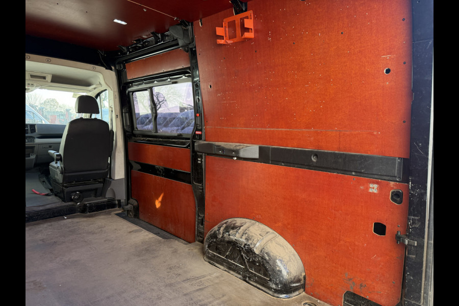 Volkswagen Crafter 2.0 TDI 140PK Automaat L3H3 Airco Cruise Control Elektrische Schuifdeur Trekhaak Camera Carplay Parkeersensoren voor achter