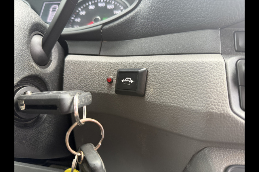 Volkswagen Crafter 2.0 TDI 140PK Automaat L3H3 Airco Cruise Control Elektrische Schuifdeur Trekhaak Camera Carplay Parkeersensoren voor achter