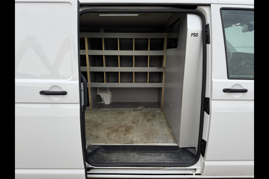 Volkswagen Transporter 2.0 TDI 150PK Automaat L2H1 Airco Cruise Control Trekhaak Carplay Navigatie 3 Stoelen Parkeersensoren