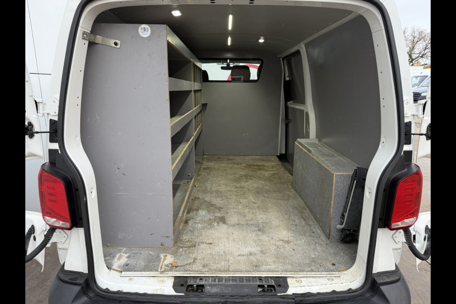 Volkswagen Transporter 2.0 TDI 150PK Automaat L2H1 Airco Cruise Control Trekhaak Carplay Navigatie 3 Stoelen Parkeersensoren