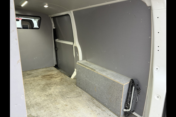 Volkswagen Transporter 2.0 TDI 150PK Automaat L2H1 Airco Cruise Control Trekhaak Carplay Navigatie 3 Stoelen Parkeersensoren