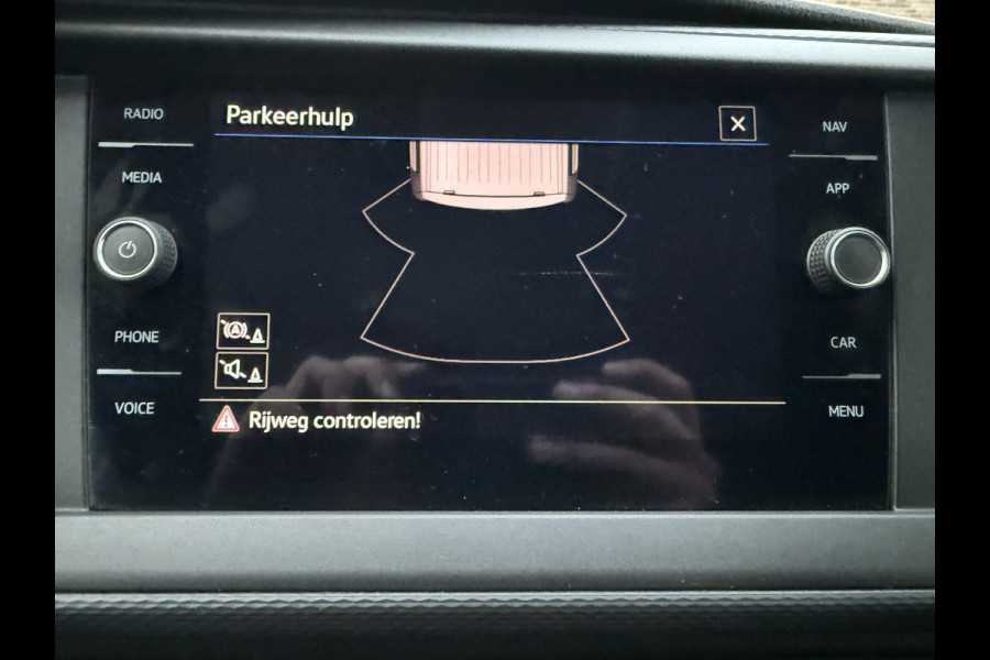 Volkswagen Transporter 2.0 TDI 150PK Automaat L2H1 Airco Cruise Control Trekhaak Carplay Navigatie 3 Stoelen Parkeersensoren