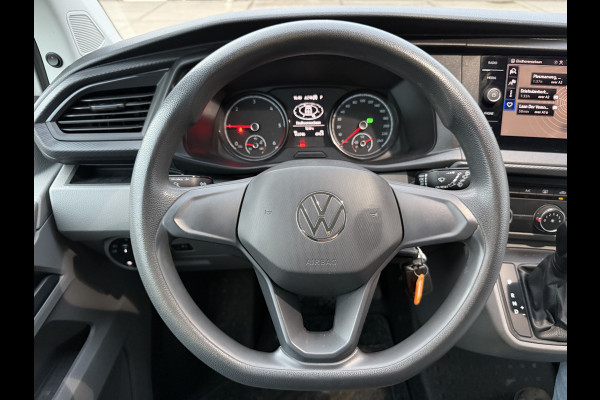 Volkswagen Transporter 2.0 TDI 150PK Automaat L2H1 Airco Cruise Control Trekhaak Carplay Navigatie 3 Stoelen Parkeersensoren