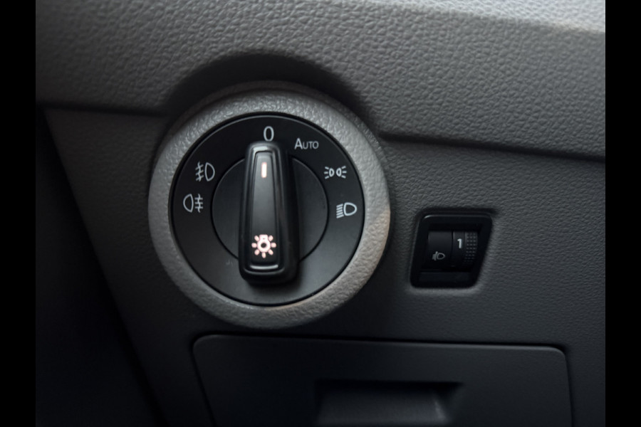 Volkswagen Transporter 2.0 TDI 150PK Automaat L2H1 Airco Cruise Control Trekhaak Carplay Navigatie 3 Stoelen Parkeersensoren