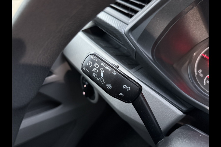 Volkswagen Transporter 2.0 TDI 150PK Automaat L2H1 Airco Cruise Control Trekhaak Carplay Navigatie 3 Stoelen Parkeersensoren