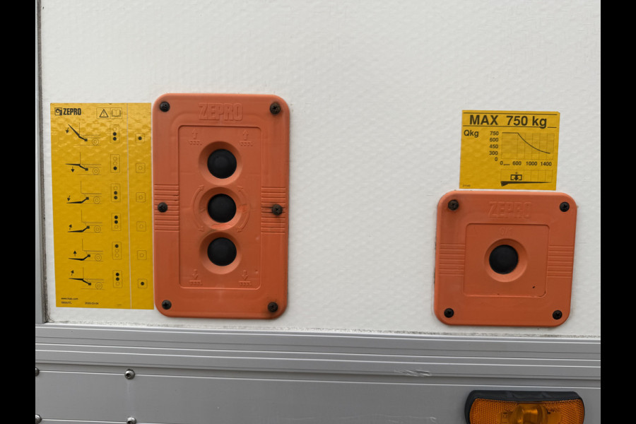 Iveco Daily 35S18 3.0 Automaat Laadklep LED Climate Bakwagen Meubelbak Koffer Control Adaptieve Cruise Control Standkachel Camera Navigatie