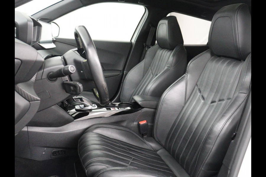 Peugeot e-2008 EV GT Pack 50 kWh | 3 Fase | Panoramadak | Stoelverwarming | Adaptive cruise | Leder | Carplay | Keyless | Camera | Full LED | Navigatie | Climate control | Dodehoek detectie
