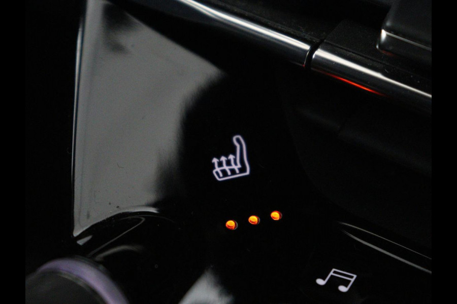 Peugeot e-2008 EV GT Pack 50 kWh | 3 Fase | Panoramadak | Stoelverwarming | Adaptive cruise | Leder | Carplay | Keyless | Camera | Full LED | Navigatie | Climate control | Dodehoek detectie
