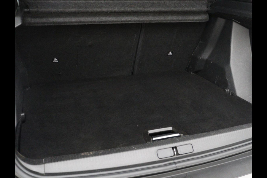 Peugeot e-2008 EV GT Pack 50 kWh | 3 Fase | Panoramadak | Stoelverwarming | Adaptive cruise | Leder | Carplay | Keyless | Camera | Full LED | Navigatie | Climate control | Dodehoek detectie