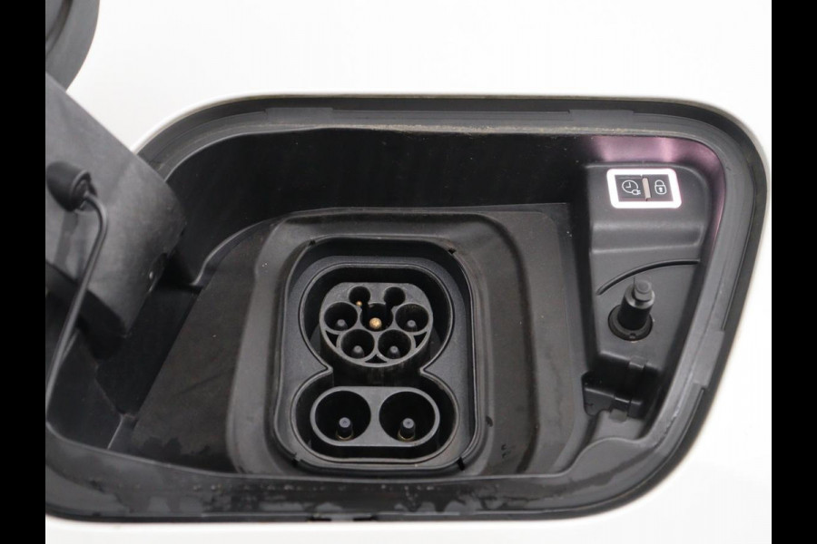 Peugeot e-2008 EV GT Pack 50 kWh | 3 Fase | Panoramadak | Stoelverwarming | Adaptive cruise | Leder | Carplay | Keyless | Camera | Full LED | Navigatie | Climate control | Dodehoek detectie