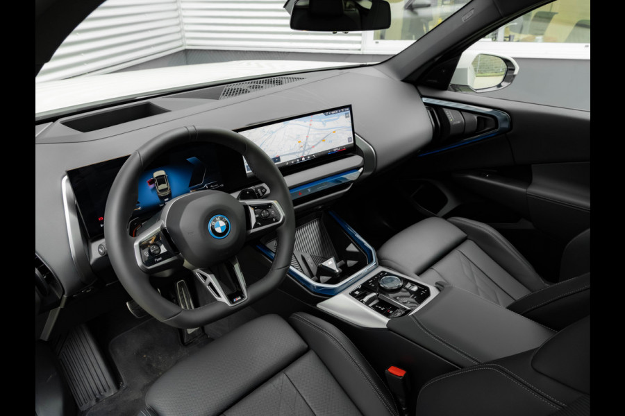 BMW X3 30e xDrive - M-Sport Pro - Pano - Trekhaak - Head-up - Stuurwiel Verwarmd