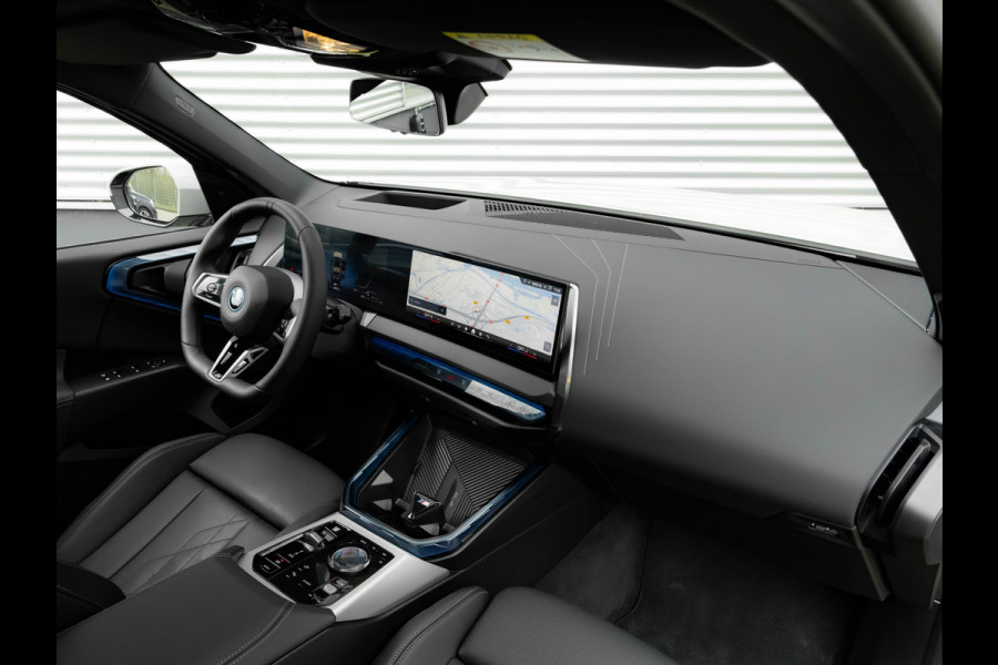 BMW X3 30e xDrive - M-Sport Pro - Pano - Trekhaak - Head-up - Stuurwiel Verwarmd