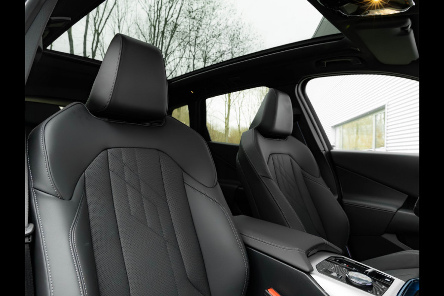 BMW X3 30e xDrive - M-Sport Pro - Pano - Trekhaak - Head-up - Stuurwiel Verwarmd